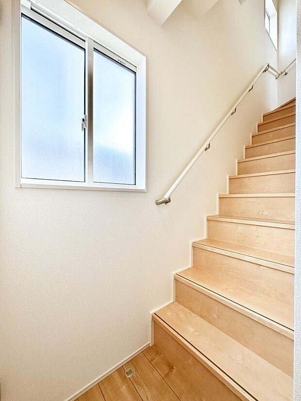 安全性を考慮し階段には手すりを設置しています