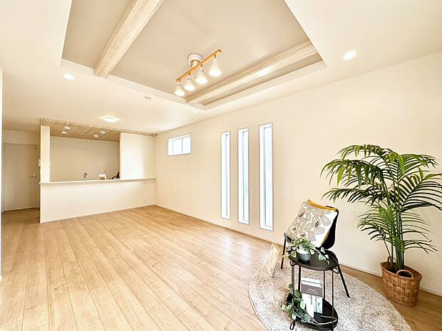 折上天井は立体的な奥行きがあるので、天井が広く見えて開放的な空間を演出できます。