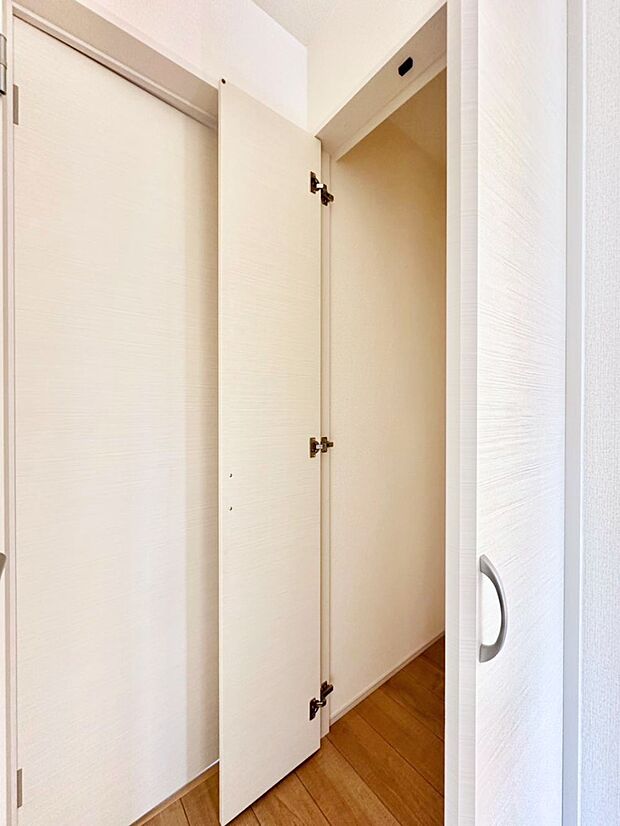 廊下収納には掃除用品や日用品のストックなどを収納できます。