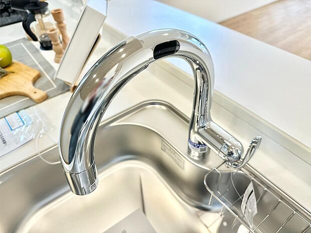 センサーに手をかざすだけで吐水/止水ができるタッチレス水栓。浄水器付き。