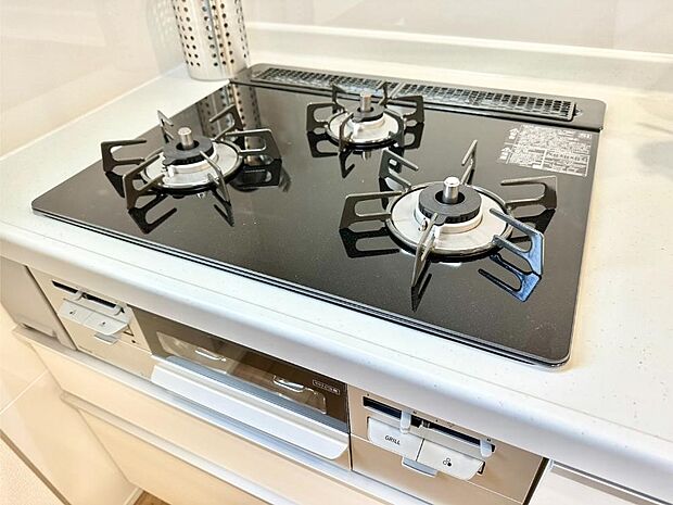 ガスコンロはSiセンサー搭載。火力調節や焦げ付き・消し忘れも防いでくれます。