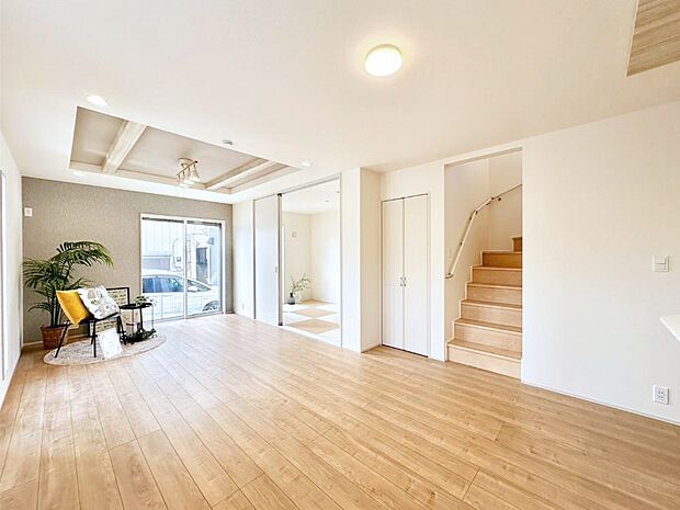 内装「ただいま」「おかえり」家族とのコミュニケーションが深まるリビングイン階段があります。