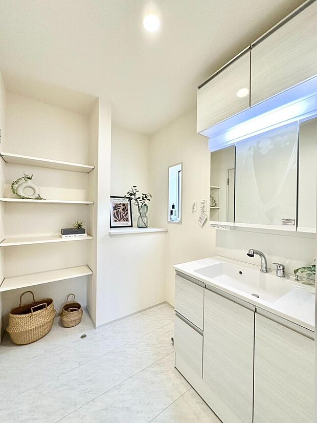 タオル類や洗剤などの保管に可動棚付きランドリースペース