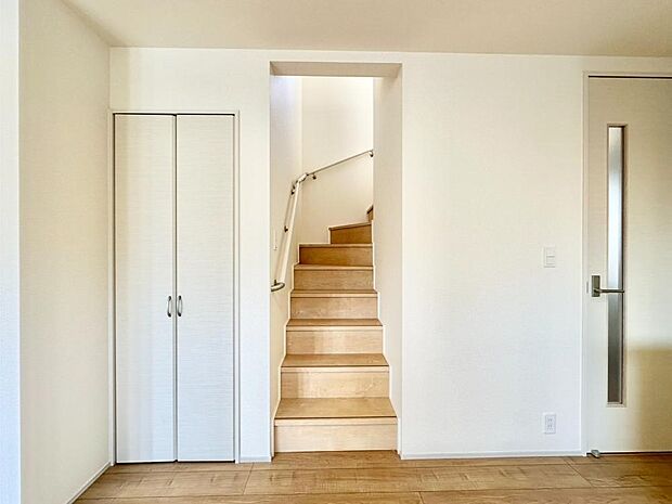 安全性を考慮し階段には手すりを設置しています