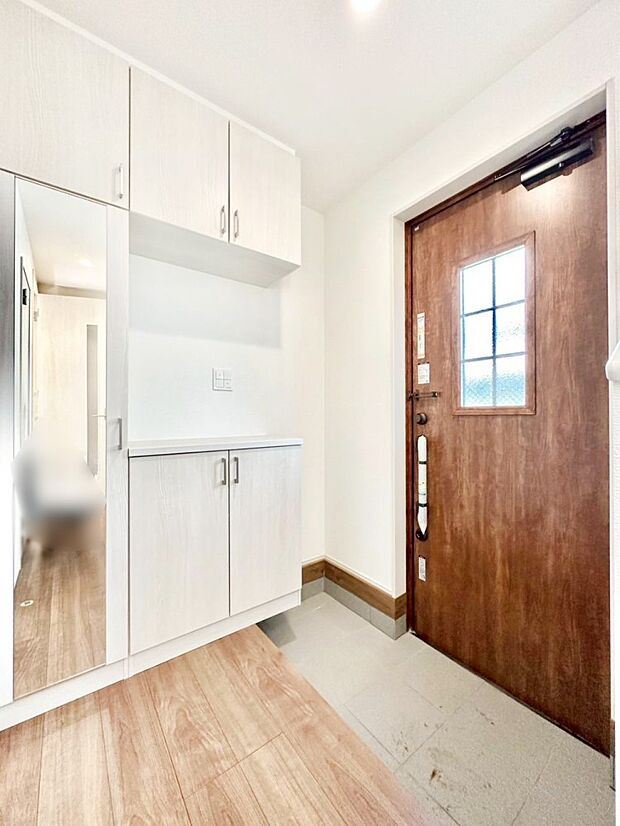 明るい陽光が入り込む玄関。ご家族の靴もスッキリ収納できる玄関収納付き!