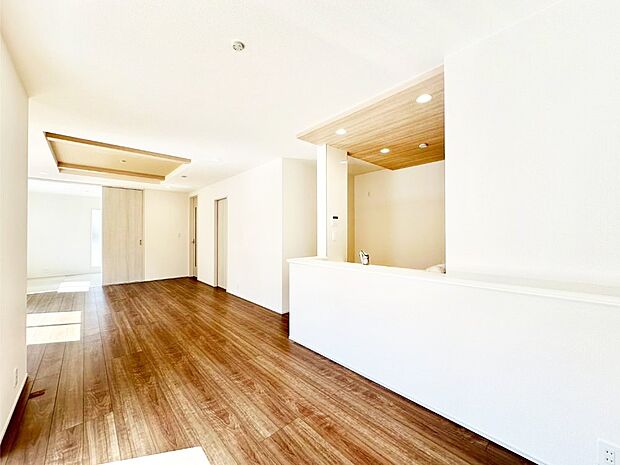 20帖の広々リビング。隣接の和室を開放すればさらに広々空間に。