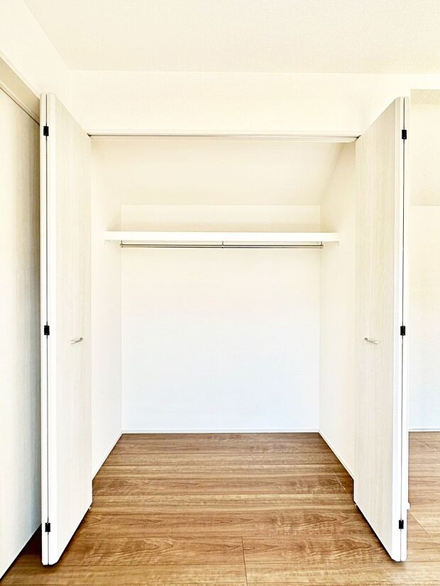 毎日着る衣類や荷物などの収納に便利!全居室クローゼット付きです。