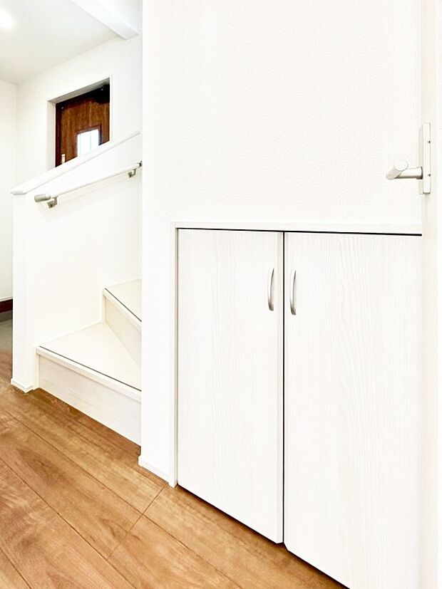 階段下収納。日用品のストックや防災用品などの収納スペースに!