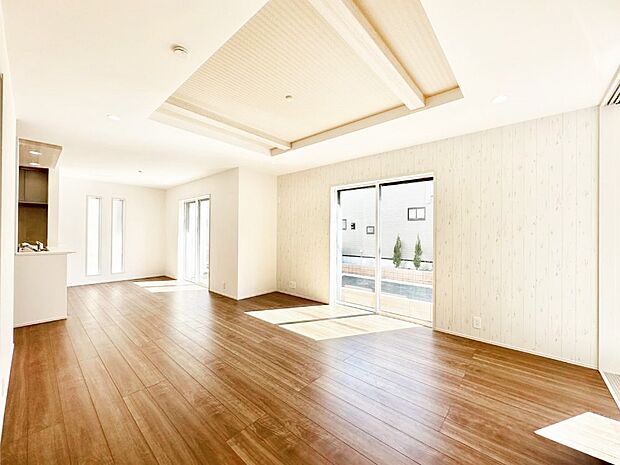 大きな窓からたっぷりの陽光と風を感じられるリビング