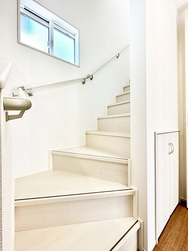 安全性を考慮し階段には手すりを設置しています
