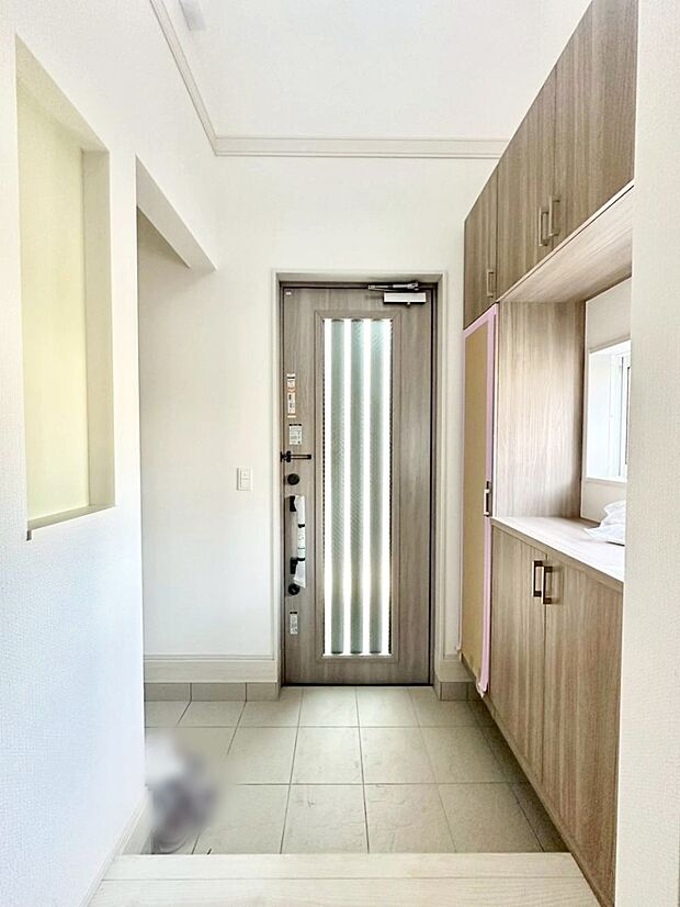 明るい陽光が入り込む玄関。ご家族の靴もスッキリ収納できる玄関収納付き!