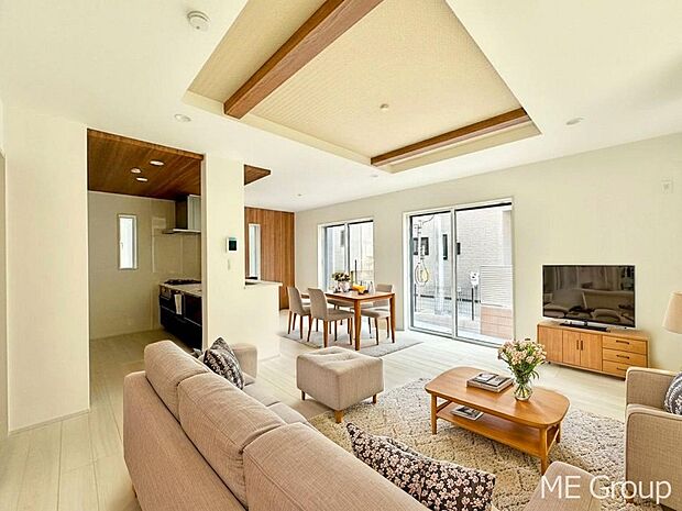 ご家族の賑やかな話し声で包まれる明るいリビング  ※家具はCGです