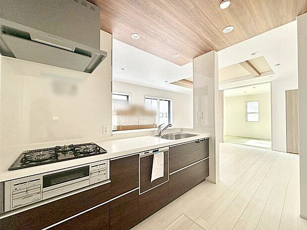 カウンター越しに楽しいおしゃべり。いつものお料理がもっと美味しくなりそうですね。