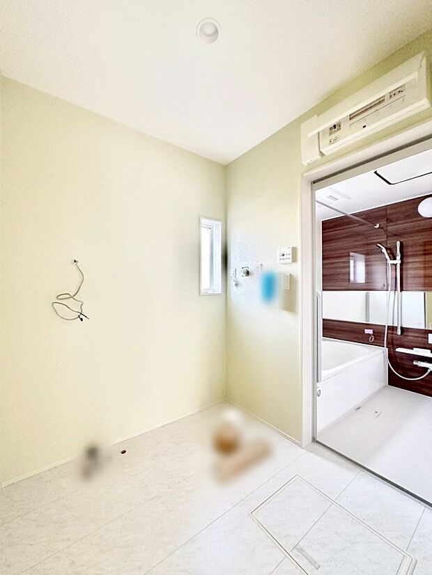 小窓がついているので湿気の多い場所でも換気ができ快適です。毎日の身支度を気持ち良く行えますね。