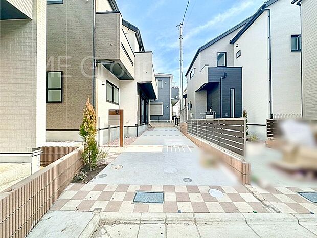 2台（車種による）駐車可！ご家族みんなの自転車も置ける広々カースペース。