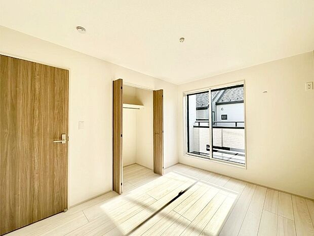 バルコニーが開放感をプラスしてくれる洋室