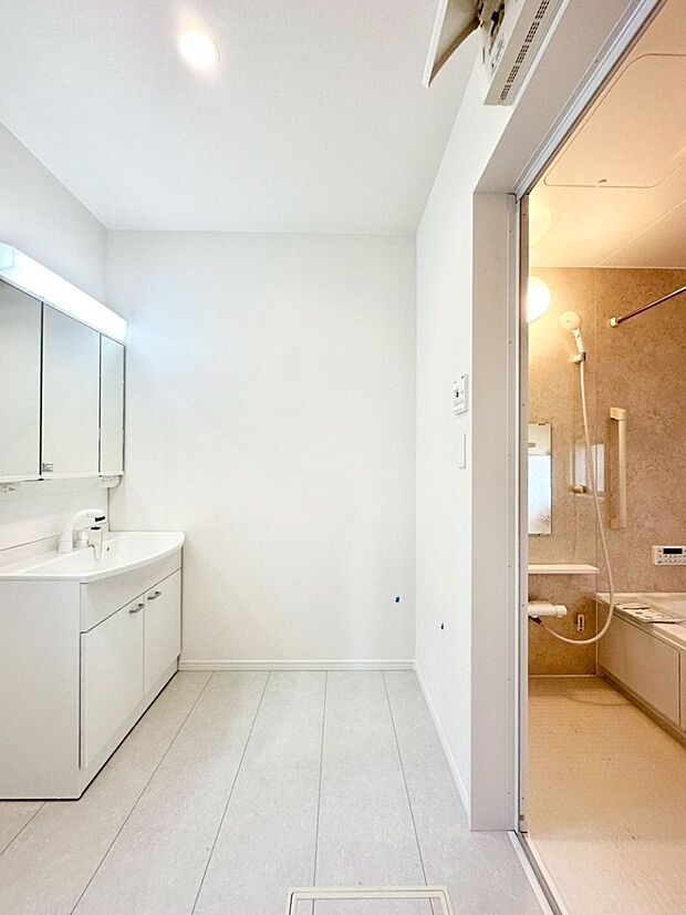 清潔感のある快適空間です。毎日の身支度も気持ち良くお使い頂けます。 