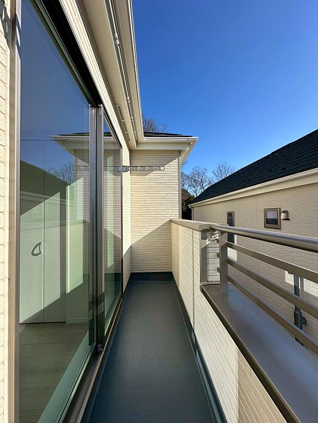 暖かな陽光が降り注ぐバルコニーはお洗濯におすすめ。爽やかな風も心地よいです。 