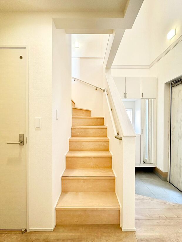 安全性を考慮し階段には手すりを設置しています