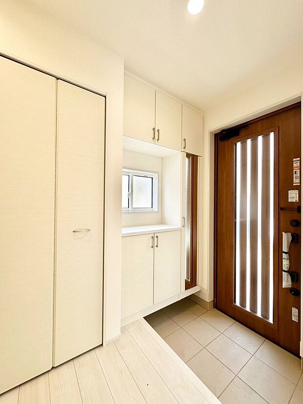 飾り棚を利用して、お越しいただくお客様をおもてなしできます。