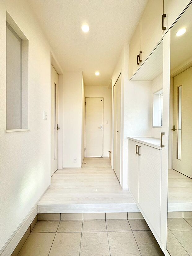 家族の帰宅やお客様をあたたかく迎える玄関   