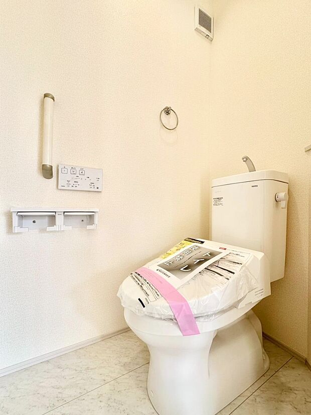 明るく清潔感のあるトイレです。