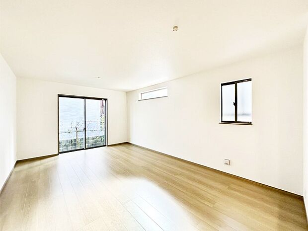 大きな窓からたっぷりの陽光と風を感じられるリビング