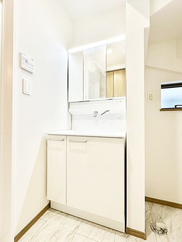 収納力と機能性に優れた洗面化粧台