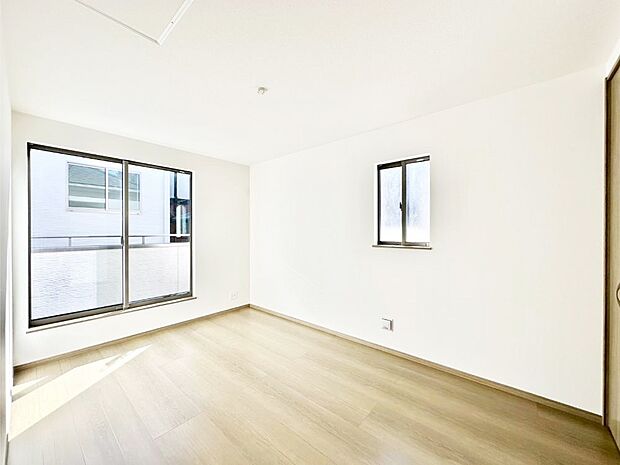 バルコニーが開放感をプラスしてくれる洋室