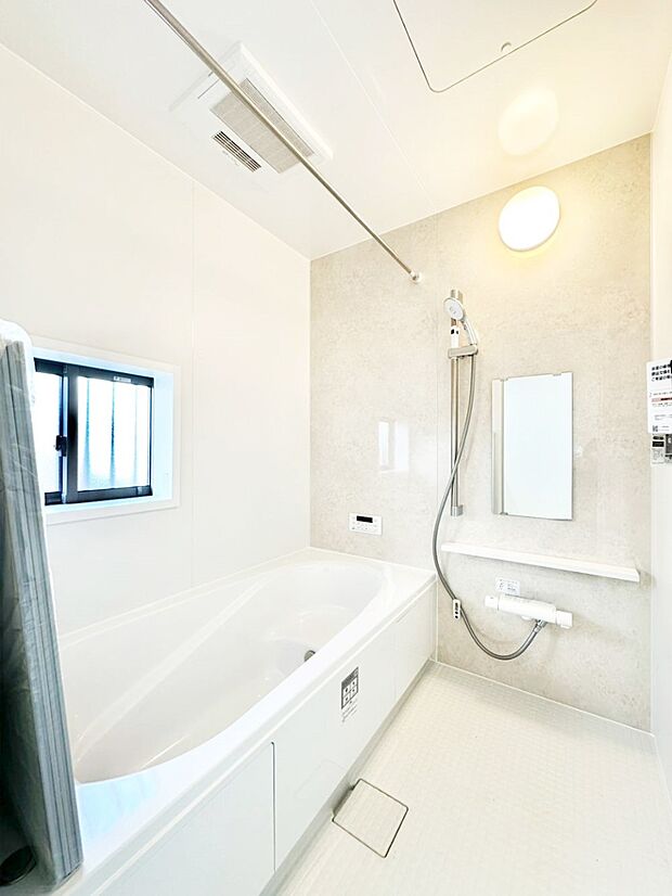 一日の疲れを癒してくれる明るい清潔感のあるバスルーム