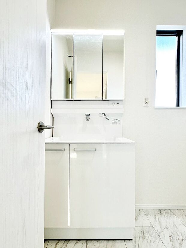 収納力と機能性に優れた洗面化粧台