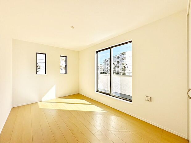 バルコニーが開放感をプラスしてくれる洋室