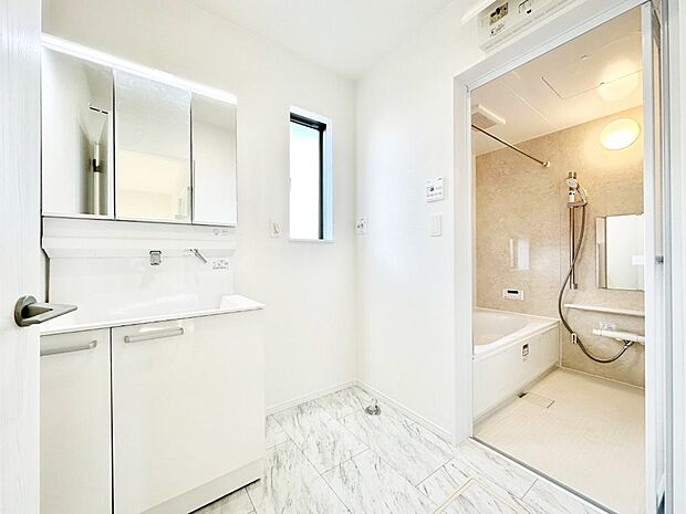 清潔感ある洗面化粧室で朝の身支度も快適