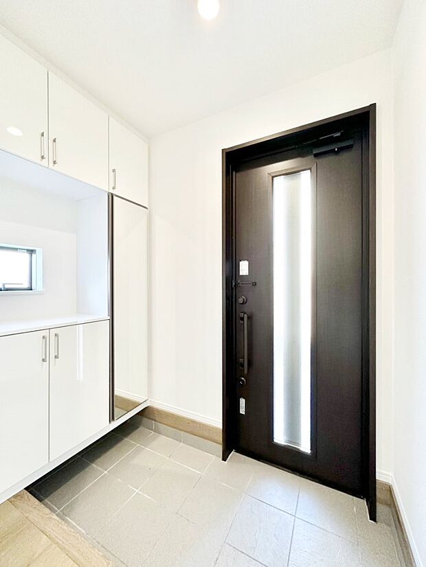 ガラススリットの入った玄関ドアが室内に光を届けてくれます