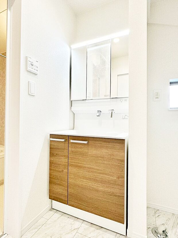 収納力と機能性に優れた洗面化粧台