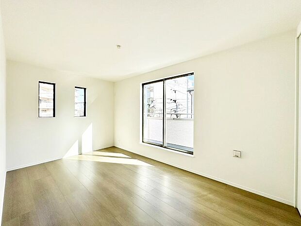 バルコニーが開放感をプラスしてくれる洋室