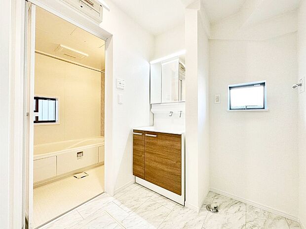 清潔感ある洗面化粧室で朝の身支度も快適