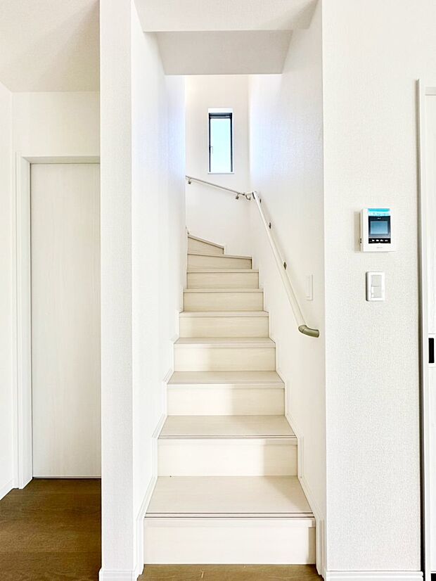 階段は手すり付きなので小さなお子さまやご高齢の方も安心です