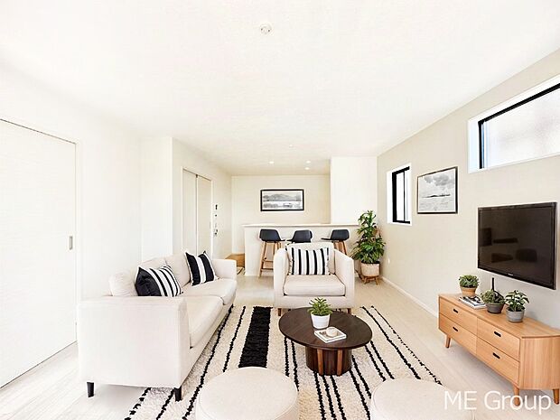 家族の和やかな会話が聞こえてきそう。開放感のあるリビングです。※家具はCGです