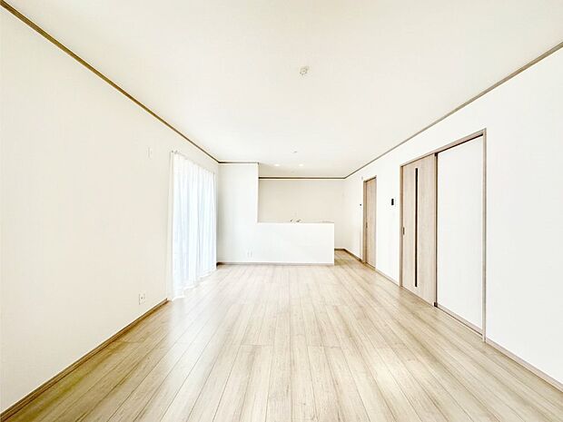 明るい陽光が注ぎ、寛ぎの雰囲気に満たされるリビング・ダイニング。