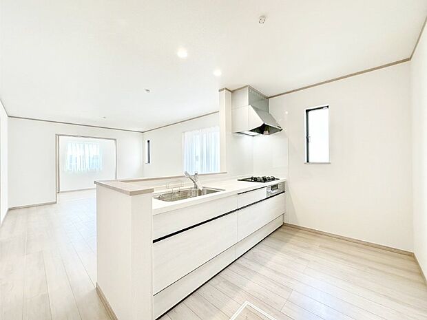 爽やかな風が通り抜けるキッチン。窓があるので明るく換気にも役立ちます。