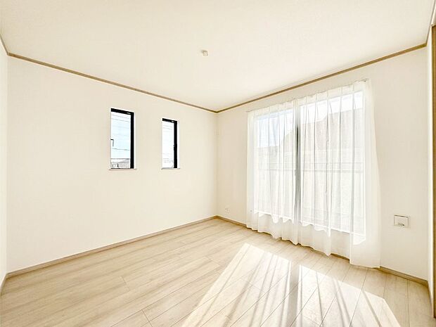 窓からのやさしい光が心地よいプライベートルーム