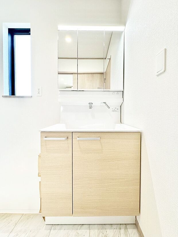 大きく見やすい三面鏡で清潔感ある洗面台は、身だしなみチェックや肌のお手入れにおすすめです。