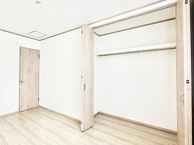 洋室のクローゼット。奥行きがあるので厚手の衣類もすっきり収まります。