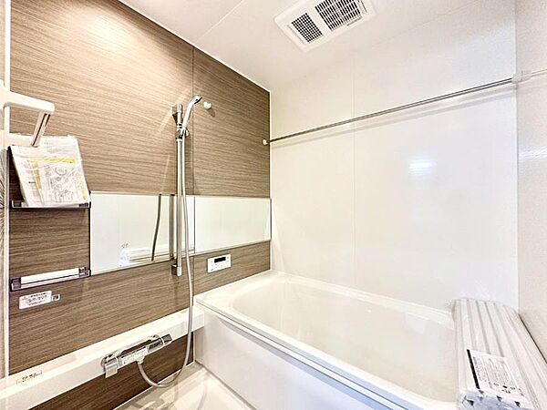 落ち着いた雰囲気でゆっくりお寛ぎいただけるバスルーム