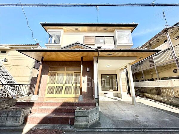 洗練された外観、上質な住空間が広がる室内は永く安心して過ごせる住居です。