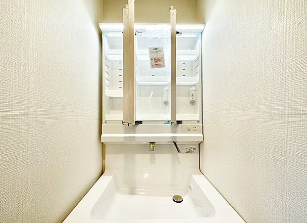 三面鏡の裏に、化粧品や衛生用品などを収納可能。洗面台をすっきりと保ちます！  