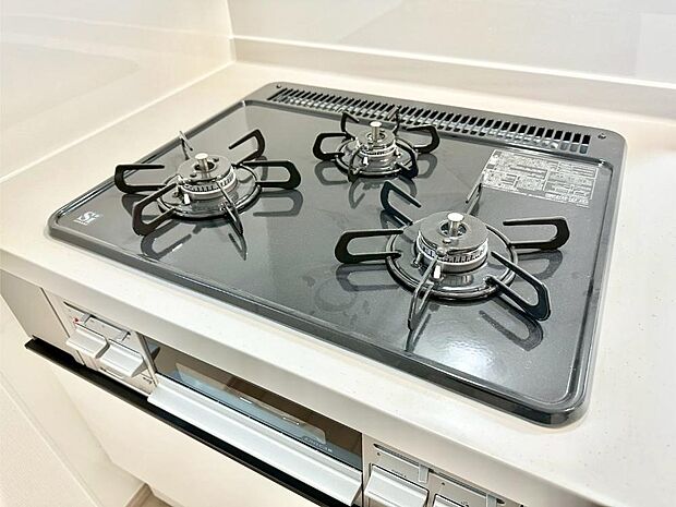 ガスコンロはＳｉセンサー搭載。火力調節や焦げ付き・消し忘れも防いでくれます。