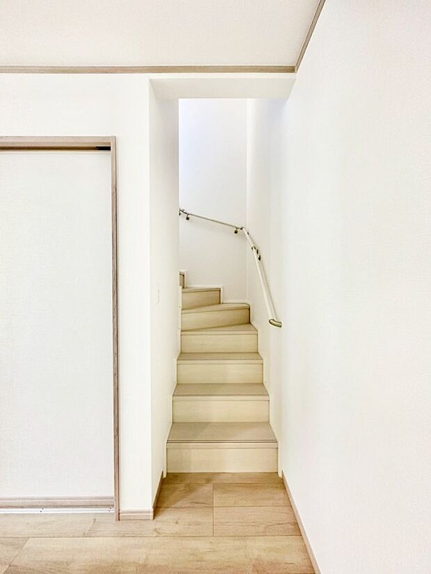 安全性を考慮し階段には手すりを設置しています