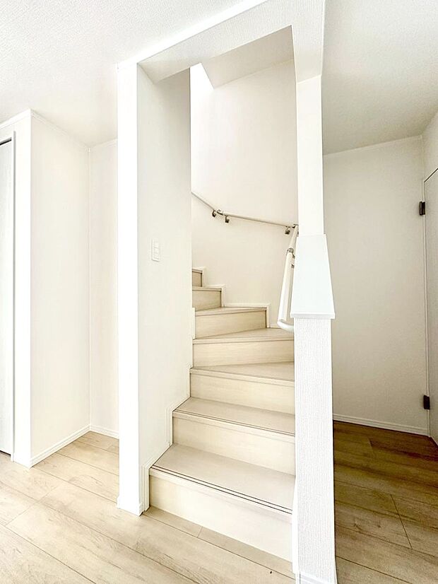 安全性を考慮し階段には手すりを設置しています